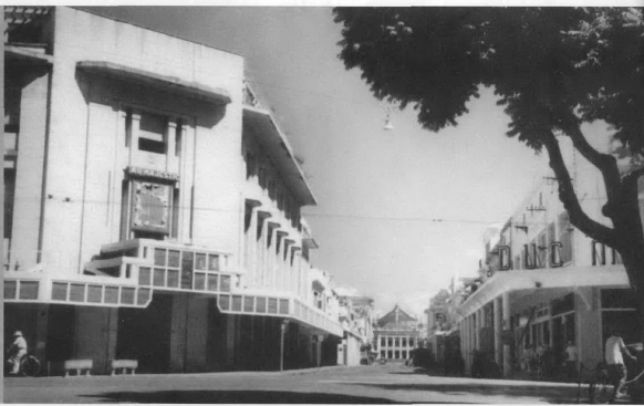 Phố Tràng Tiền trước ngày tiếp quản Đoàn mô tô quân sự cuối cùng của Pháp 1