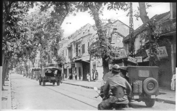 Đoàn mô tô quân sự cuối cùng của Pháp rút về phía Bờ Hồ Người dân đổ 2