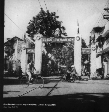 Cổng chào dán bông goòng ở ngã tư Hàng Bông Quán Sứ Hàng Da Cổng chào của 3