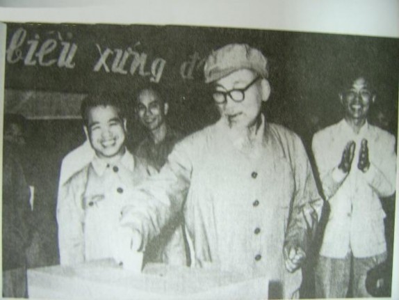 Hồ Chủ tịch bỏ phiếu bầu cử đại biểu Hội đồng nhân dân thành phố Hà 8