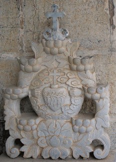 Hình 1 6 Thánh tâm và thánh giá bằng đá chạm hình hoa sen nhà thờ Phát Diệm 1