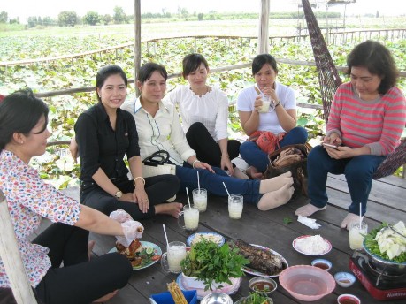 Hình 2 9 Du khách đang thưởng thức ẩm thực Đồng Sen Ngày chụp 20 12 2015 10