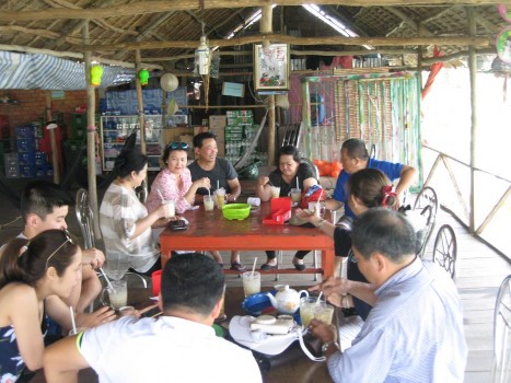 Hình 2 10 Du khách đến từ TP HCM đang thưởng thức chè hạt sen Ngày chụp 07 11