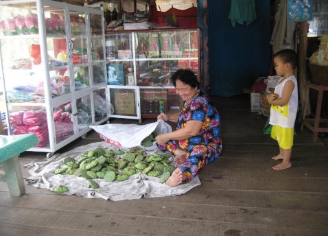 Hình 2 12 Quầy sản phẩm quà tặng Ngày chụp 07 04 2016 Nguồn tác giả 13