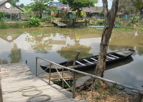 Hình 2 14 Xuồng dạo Đồng Sen Ngày chụp 20 12 2015 Nguồn tác giả Hình 15