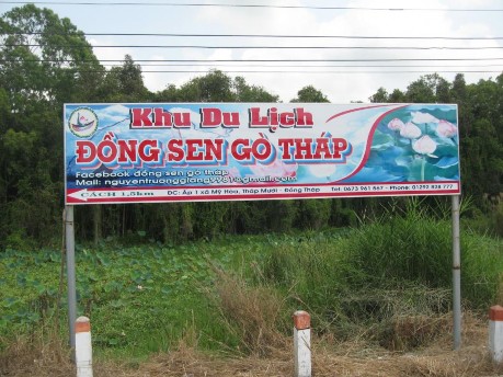 Hình 2 1 Bảng chỉ dẫn đường vào Đồng Sen Ngày chụp ngày 7 04 2016 Nguồn 2