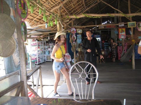 Hình 2 8 Chủ hộ Đồng Sen Gò Tháp tiếp đón du khách Ngày chụp 20 12 2015 9