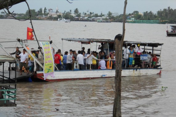 Hình 3 Người dân khắp nơi đến Mỹ Phước tham gia lễ hội Nguồn tác giả 3