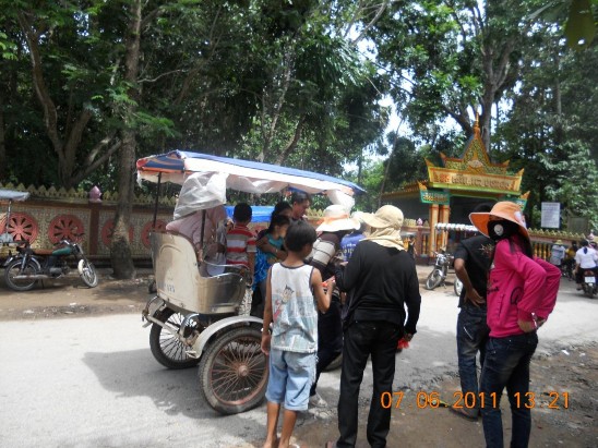 Hình 15 Du khách đến thăm chùa Dơi Mã Tộc Nguồn tác giả luận văn Hình 16 1