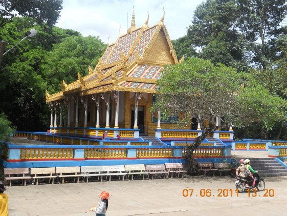 Hình 16 Chánh điện ở chùa Dơi Nguồn tác giả luận văn Hình 17 Lễ hội đua 2