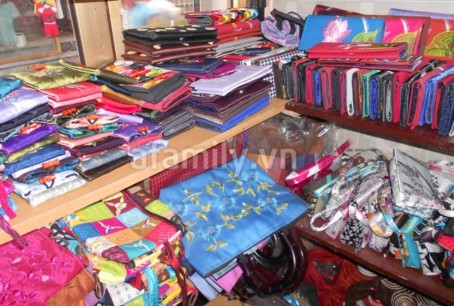 Hình 4 Sản phẩm ví túi xách bằng vải lụa thổ cẩm Nguồn 1