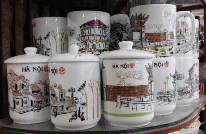 Hình 10 Sản phẩm sứ in hình Hà Nội Nguồn Tác giả Hình 11 Tượng cô gái 7