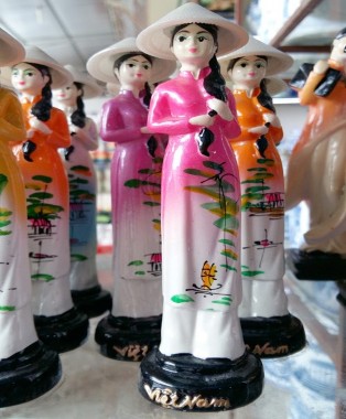 Hình 11 Tượng cô gái Việt Nam trong tà áo dài Nguồn Tác giả 8
