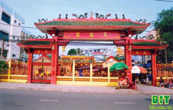 Cổng tam quan Thiên Hậu Cung Lễ hội chùa Bà Thiên Hậu Khu du lịch Mắt Xanh Nhà 3