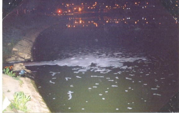 Hình 1 6b Bọt khí tại hồ Xuân Hương cống xả từ hồ Đội Có Hình 1 6c Sự 3