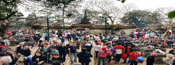 Du khách ở Tháp Tổ Yên Tử 3