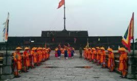 Lễ đổi gác Lễ dựng nêu trong Hoàng Thành Huế Lễ dựng nêu tại Thế Miếu 15
