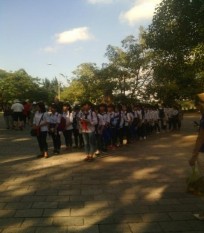 Tiếp đó GV hướng dẫn HS bao quát toàn bộ khu di tích Cố đô Hoa Lư và giới 1