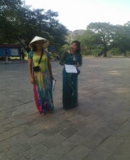 Tiếp đó GV hướng dẫn HS bao quát toàn bộ khu di tích Cố đô Hoa Lư và giới 2