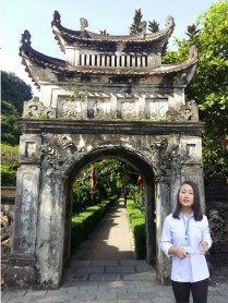 Tiếp đó khi cả lớp cùng tham quan đến Bái đường trước Đền thờ vua Đinh 1