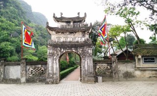 Đền được dựng trên nền chính điện của kinh đô Hoa Lư với tổng diện tích 1