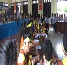 HS các nhóm khác lắng nghe bài thuyết trình và hoàn thành phiếu ghi nhận thông tin 6