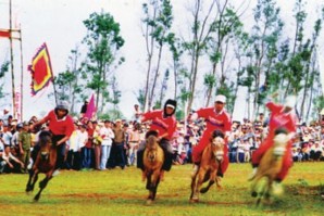Lễ hội đua ngựa tại Gò Thì Thùng Hội đêm thơ Nguyên Tiêu Làng đan lát Vinh Ba 1