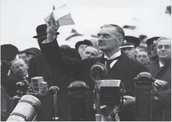 Hình 3 7 Thủ tướng Anh Neville Chamberlain tuyên bố hòa bình sau khi trở về nước 12