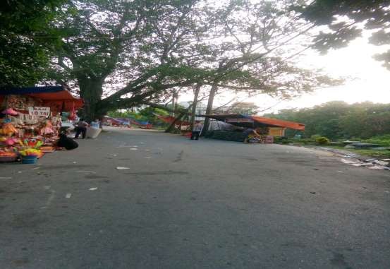 7 20 Hàng quán bày la liệt và rác thải bên ngoài di tích Nguồn tác giả chụp 11