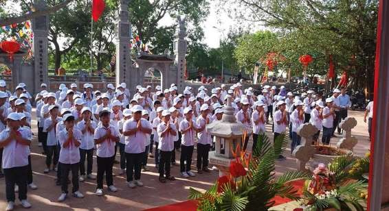 7 27 Học sinh thắp hương tại Đền Quát xã Yết Kiêu huyện Gia Lộc năm 2017 7