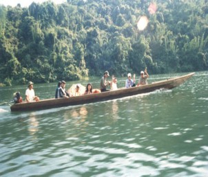 Hình 12 Tham quan VQG Pù Mát bằng thuyền trên sông Giăng Hình 13 Nhà hàng nổi ở 12