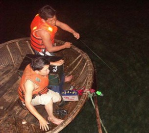 Hình 12 Tham quan VQG Pù Mát bằng thuyền trên sông Giăng Hình 13 Nhà hàng nổi ở 13