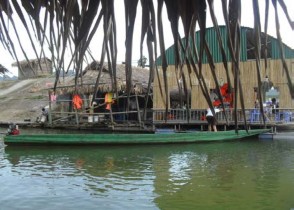 Hình 13 Nhà hàng nổi ở đập Phà Lài – Con Cuông Hình 14 Một đoạn đường vào 14