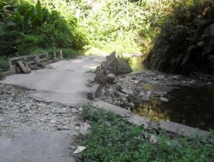 Hình 14 Một đoạn đường vào thác Khe Kèm bị hư hỏng do mưa lũ Hình 13 Du khách 15