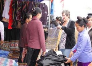 Hình 13 Du khách nước ngoài đang mua thổ cẩm tại lễ hội Hang Bua Quỳ Châu Hình 16