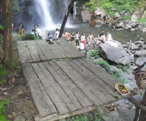 Hình 15 Lán nghỉ chân dành cho du khách ở thác khe Kèm 17