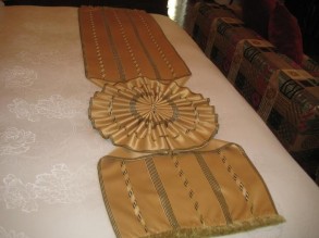 Hình 5 hình ảnh trải và trang trí giường đôi tại khách sạn Majectic Hình 6 xe 2