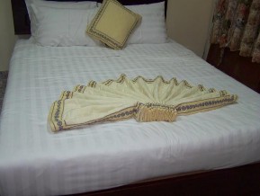 Hình 6 xe đẩy làm phòng Hình 7 trang trí giường đơn 5 Bộ phận lễ tân Hình 8 4