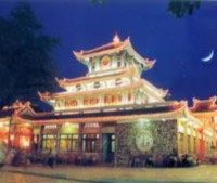 Tượng Bà đặt giữa chánh điện đội mão sặc sỡ mặc áo bào thêu rồng 1