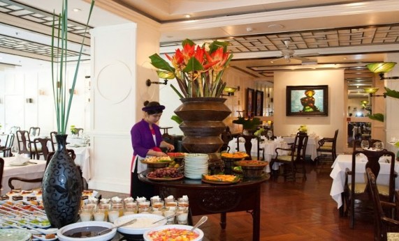 Hình 6 Không gian và nhân viên nhà hàng Spices Garden Hình 7 Nhân viên và món cơm 4