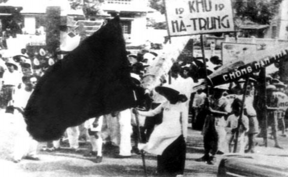 Nhân dân cổ động phong trào diệt giặc dốt tháng 12 1945 Nguồn Bảo tàng Hồ 4