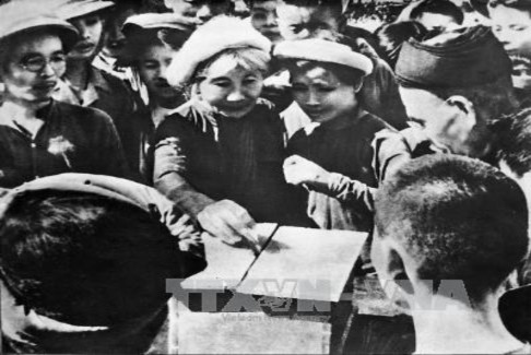 Cử tri tham gia bỏ phiếu bầu đại biểu Quốc hội trong ngày Tổng tuyển cử 8