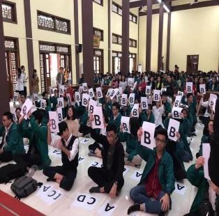 Học sinh học tập môn Lịch sử thông qua trò chơi Rung chuông vàng và trang trí hoa 7