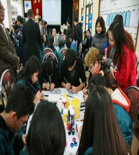 Học sinh học tập môn Lịch sử thông qua trò chơi Rung chuông vàng và trang trí hoa 8