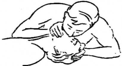 Nếu nạn nhân chưa thở được người cấp cứu vẫn để đầu nạn nhân ở tư 2