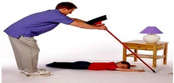 Nếu nạn nhân nắm chặt vào dây điện cần phải đứng trên các vật cách 1