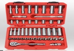 Figure 1 9 Sockets and ratchets Figure 1 10 Torque wrench 5 Torque wrench A torque wrench Figure 1 6