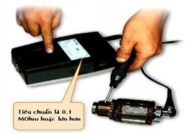 Hình 2 16 Kiểm tra thông mạch rô to Hình 2 17 Kiểm tra ổ bi c Kiểm tra ổ bi Hình 2 3