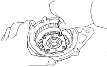 Hình 1 20 Tháo vòng bi trước Dùng ống đệm chuyên dùng SST và máy ép ép vòng bi 3