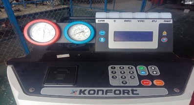 4 Nối ống H và L trên ô tô vào thiết bị Mở hai van đồng hồ bật công tắc 12